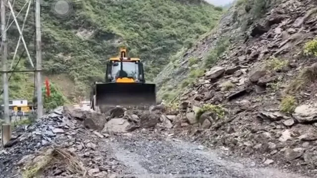 जम्मू-कश्मीर के गांदरबल में अवैध खनन के खिलाफ पुलिस की बड़ी कार्रवाई, 3 टिपर और एक ट्रैक्टर जब्त