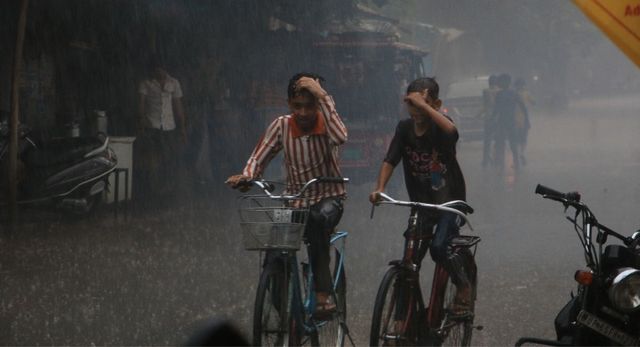 Varanasi Weather Today: आज और कल तेज आंधी व गरज-चमक संग हो सकती है बारिश, तापमान में आएगी गिरावट