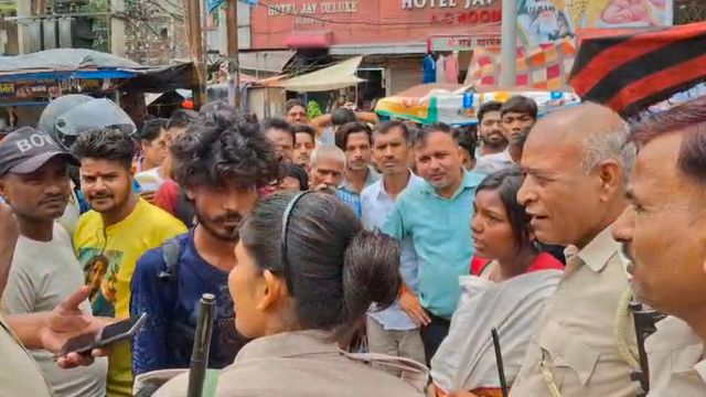 सासाराम स्टेशन पर हाई वोल्टेज ड्रामा, चलती ट्रेन में युवती को बाथरूम में बंद करने वाला युवक गिरफ्तार
