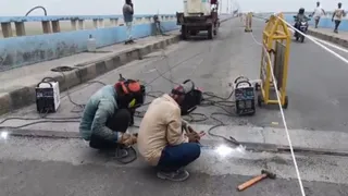 विक्रमशिला सेतु पर एक्सपेशन जाइंट में वेल्डिंग करते हुए । जागरण