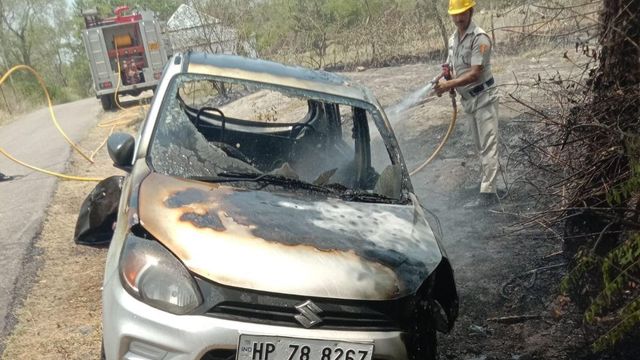 हिमाचल में जंगल की आग प्रचंड: ऊना में सड़क किनारे खड़ी आल्टो कार लपटों की चपेट में आई
