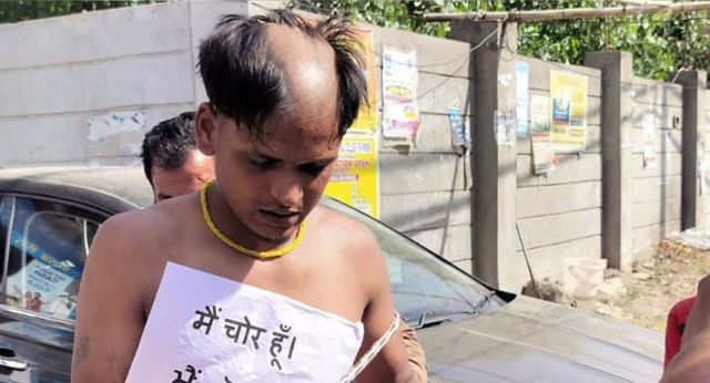 लुधियाना में लोगों ने मोबाइल चोर युवक को पकड़कर आधा सिर मूंडा, खंभे से बांधकर सीने पर टांगी 'मैं चोर हूं' की पर्ची
