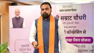 पेंशन का पैसा ट्रांसफर करते मुख्यमंत्रई। फाइल फोटो