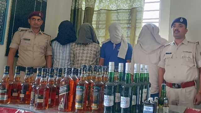 सप्तक्रांति एक्सप्रेस में विदेशी शराब तस्करी का पर्दाफाश, पश्चिम चंपारण से पेंट्रीकार मैनेजर समेत चार गिरफ्तार