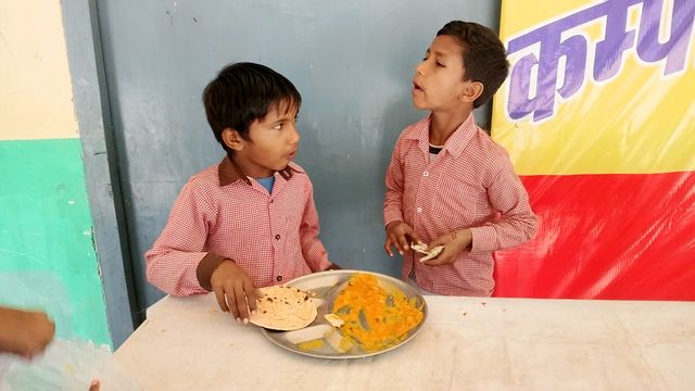 Mid-Day Meal Big Update: अब स्कूलों में ही पकेगा ताजा भोजन, संस्थाओं की सप्लाई बंद; जानें नया नियम
