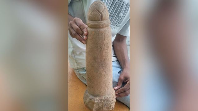 कोडरमा में किसान के हल से टकराया पत्थर, मिट्टी हटाते ही मिला 2 फीट का शिवलिंग
