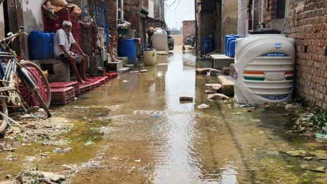 किराड़ी के शर्मा कॉलोनी की दूर नहीं हुई समस्या, बारिश के पानी की निकासी न होने से लोगों की बढ़ी चिंता
