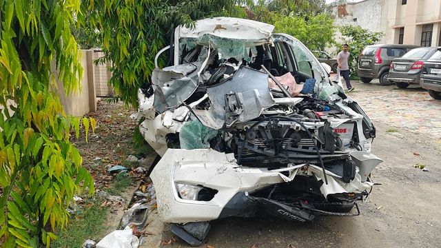 Delhi-Dehradun Expressway पर भीषण हादसा: दोस्तों की कार डिवाइडर से टकराई, एक की मौत; तीन गंभीर रूप से घायल