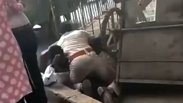 पटना के राजा बाजार में बीच सड़क पर भिड़े पुलिसकर्मी और युवक,जांच में जुटी पुलिस