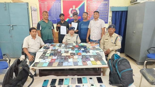 साहिबगंज: वनांचल एक्सप्रेस में RPF को बैग से मिले करीब 59 लाख के 174 एंड्रॉयड मोबाइल, दो तस्कर गिरफ्तार

