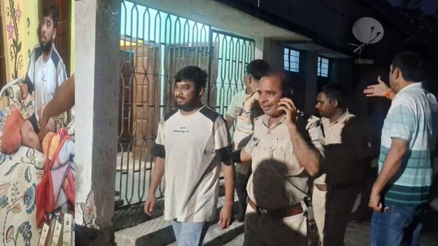 मैं शराबी नहीं... डॉक्टर हूं', नशे में बोतल के साथ गिरफ्तार हुए बिहार के इस जिले के सीएचसी प्रभारी
