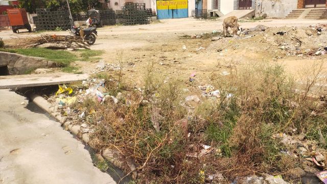 नारनौल में करोड़ों खर्च के बाद भी अधूरा सामुदायिक भवन, सड़क और नाले के कारण बढ़ी परेशानी
