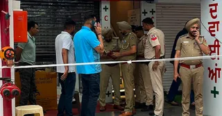 वारदात के बाद मेडिकल स्टोर को सील कर जांच करते पुलिस अधिकारी।