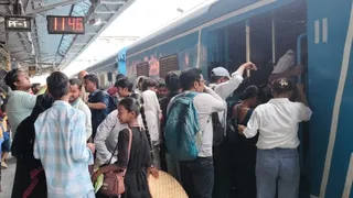 ट्रेन पर चढ़ते यात्री। फोटो जागरण