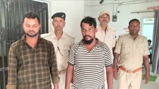 आरोपियों को पकड़कर लाई पुलिस। जागरण