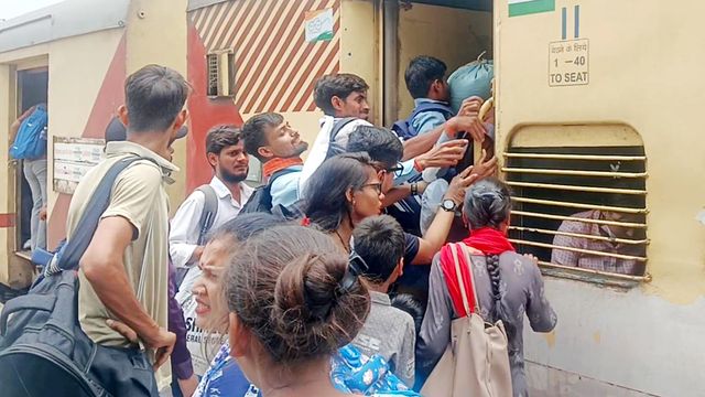 घंटों इंतजार फिर बोगी में चढ़ने को धक्का-मुक्की; बरेली-शाहजहांपुर रूट पर ट्रेनें 6 घंटे तक लेट, यात्री बेहाल
