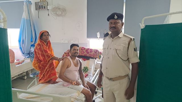 शराब पीने की सजा! मुंगेर में जेल जाने के 10 दिन बाद ही ICU पहुंचा बंदी, हाथ की हड्डी टूटी; शरीर पड़ा काला
