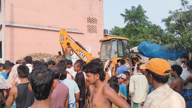 कटिहार में SDM ने फिल्मी स्टाइल में की छापामारी, जेसीबी मशीन की जब्त
