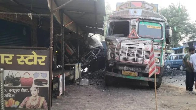  लातेहार के चंदवा में ट्रक-हाइवा की टक्कर, सड़क पर फैला कोयला; यातायात बाधित