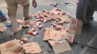 सड़क पर बिखरे शराब के टेट्रा पैक।