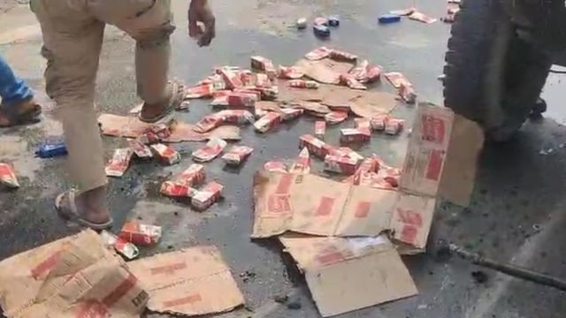तस्करों की स्मार्ट प्लानिंग पर हादसे ने फेरा पानी; सीक्रेट चेंबर से निकली शराब की खेप, मची पैकेट लूटने की होड़
