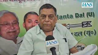 मीडिया से बात करते जदयू के मुख्य प्रवक्ता नीरज कुमार।