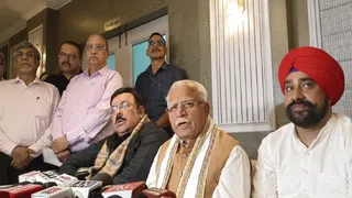 केंद्रीय मंत्री मनोहर लाल खट्टर अमृतसर में मीडिया से बातचीत करते हुए।