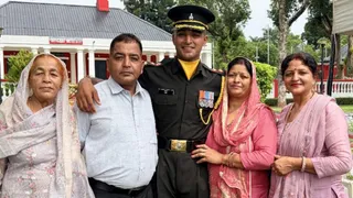 ज्वालामुखी के साहिल लेफ्टिनेंट बनने के बाद परिवार के साथ।