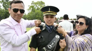 आइएमए में प्रशिक्षण प्राप्त कर सैन्य अधिकारी बनीं शीतल के कंधे पर सितारे सजाते स्वजन। अनिल डोगरा
