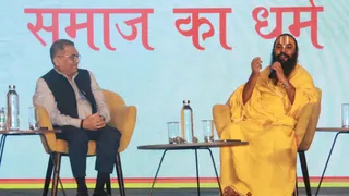 देहरादून के मसूरी रोड स्थित होटल फैयरफिल्ड बाय मेरिएट में आयोजित जागरण संवादी कार्यक्रम में 'उत्तिष्ठ भारत : समाज का धर्म' विषय पर विचार रखते हुए स्वामी मिथिलेशनंदिनी शरण। साथ में दैनिक जागरण के कार्यकारी संपादक विष्णु प्रकाश त्रिपाठी।
