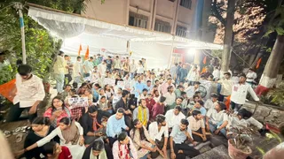 बीयू में एबीवीपी के नेतृत्व में धरने पर बैठे विद्यार्थी।