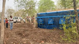 सोनभद्र के खाड़पाथर जंगल में पलटा डीजल टैंकर, हजारों लीटर बहा; डीजल लूटने उमड़ी भीड़।