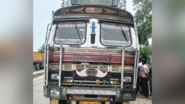 बाराबंकी में हवा निकालते समय फटा ट्रक का टायर, कई फीट दूर जाकर गिरा चालक; मौके पर मौत