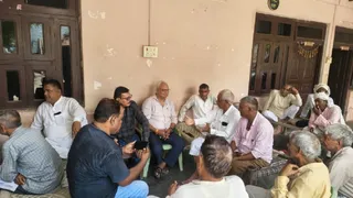 गौना गांव में आहूत बैठक में मौजूद किसान। सौ. किसान