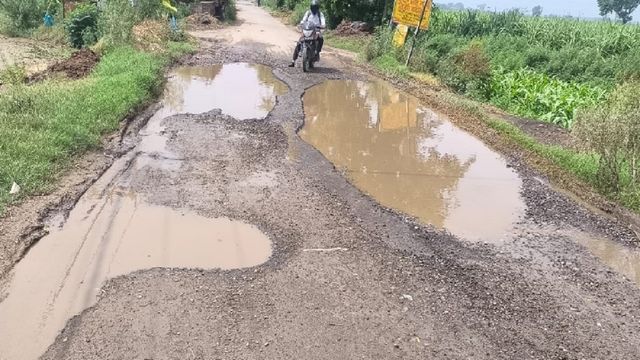 अमीनगर सराय-बिनौली मार्ग पर जगह-जगह जलभराव, आवागमन भी हुआ मुश्किलभरा
