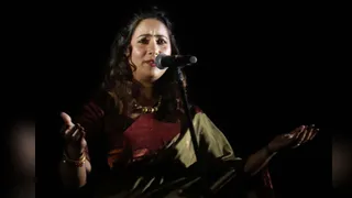 संवादी के मंच पर कैकैयी के अंतर्द्वंद्व और काल के दर्शन को मंच पर जीवंत करतीं अभिनेत्री विशाखा श्रीवास्तव। जागरण