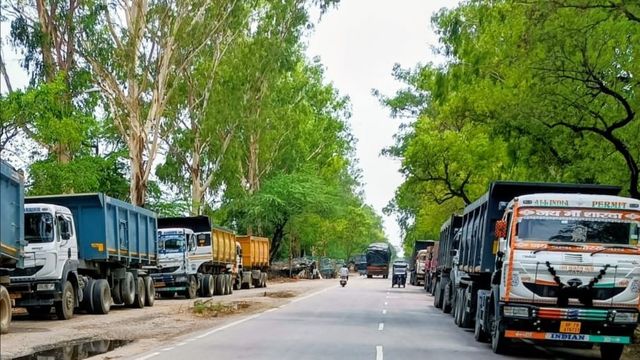 बांदा में हाईवे किनारे खड़े ट्रक बन रहे मौत का कारण, सड़क सुरक्षा नियमों की अनदेखी

