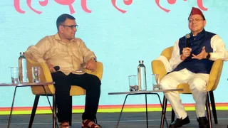 देहरादून में मसूरी रोड स्थित फेयरफील्ड बाय मैरियट होटल में शनिवार को दो दिवसीय अभिव्यक्ति के उत्सव जागरण संवादी के उद्घाटन सत्र में मुख्यमंत्री पुष्कर सिंह धामी से संवाद करते दैनिक जागरण के राज्य संपादक मनोज कुमार झा। जागरण