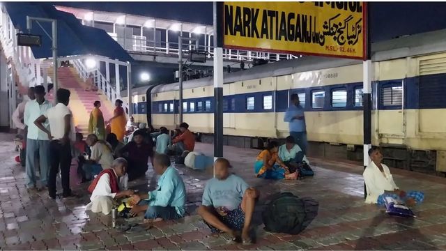 दो दिन की खुशी फिर वही बेबसी, नरकटियागंज–मुजफ्फरपुर पैसेंजर ट्रेन बंद होने से यात्री बेहाल