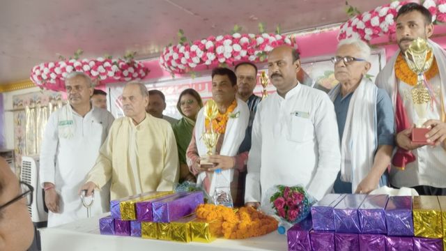 गरदे उड़ा दिए: मात्र 12 मिनट में खा गए 40 आम, नौतन के शिवनाथ ने जीत ली वैष्णो देवी की यात्रा
