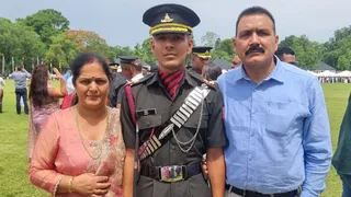 लेफ्टिनेंट रतीश माता व पिता के साथ।