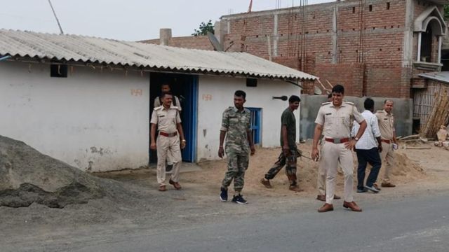साहिबगंज पेंशन घोटाला: दो आपरेटरों के घर पर छापा, आठ पंचायत सचिवों से पूछताछ
