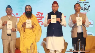 देहरादून में मसूरी रोड स्थित फेयरफील्ड बाय मैरियट होटल में शनिवार को दो दिवसीय अभिव्यक्ति के उत्सव जागरण संवादी में दैनिक जागरण शब्दार्थ के नए संस्करण का लोकार्पण करते मुख्यमंत्री पुष्कर सिंह धामी,स्वामी मिथिलेशनंदिनी शरण, एचएनबी गढ़वाल केंद्रीय विवि के कुलपति प्रो. श्रीप्रकाश सिंह व दैनिक जागरण के प्रबंध संपादक तरुण गुप्त। जागरण