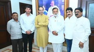 उद्धव की बैठक में शामिल हुए पार्टी के सभी 9 सांसद। (आईएएनएस)