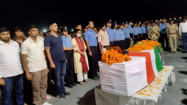 असम हादसे में बलिदान फ्लाइट लेफ्टिनेंट शुभम को नम आंखों से दी गई विदाई, अंतिम दर्शन को उमड़ा जनसैलाब
