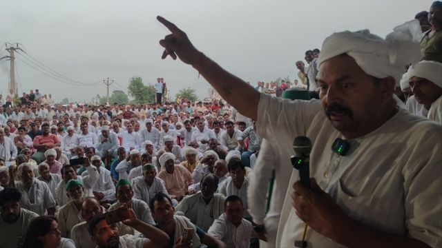 बागपत में पंचायत कॉरिडोर के कट को लेकर भड़के नरेश टिकैत, प्रशासन को 18 जून तक का दिया समय