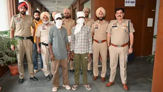 पुलिस टीम के साथ पकड़े गए आरोपी।