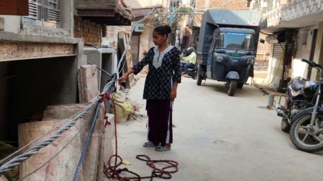 मौत के साये में दिल्ली के कई इलाके, जानलेवा साबित हो सकती हैं जमीन पर पड़ी तारें; आंखें मूंदे बैठे अधिकारी
