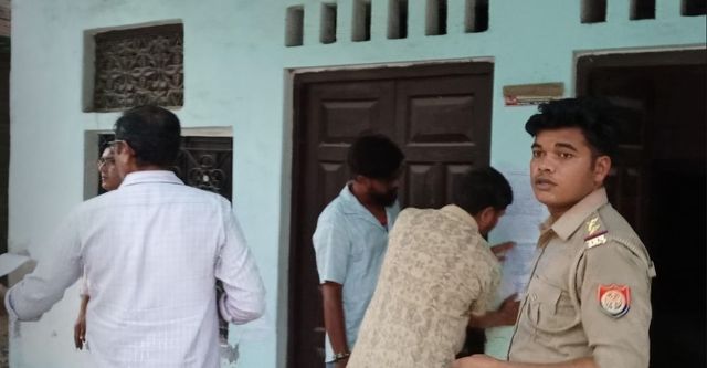 हमीरपुर में जनगणना में लापरवाही पड़ी भारी; शिक्षक के घर पहुंचा प्रशासन, चस्पा किया नोटिस
