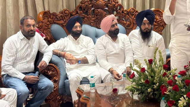AAP विधायक पठानमाजरा से मिले सुखबीर बादल और मनजिंदर सिंह सिरसा, पंजाब में सियासी हलचल तेज
